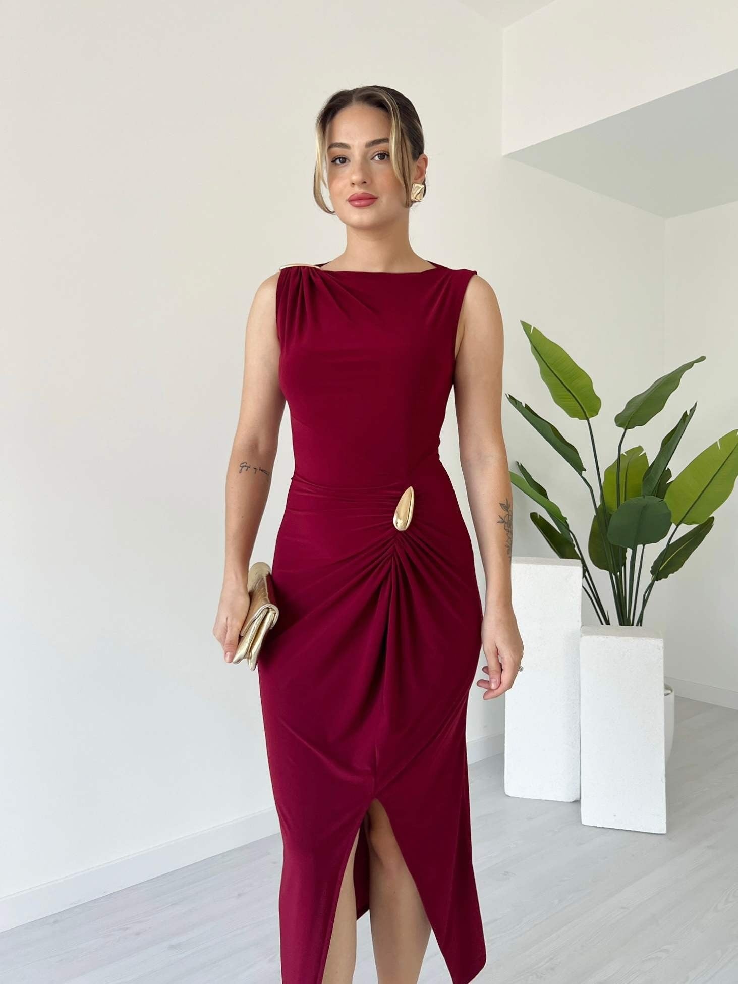 Burgundy Sleeveless Sheath Dress With Side Ruche And Slit - WOOLX