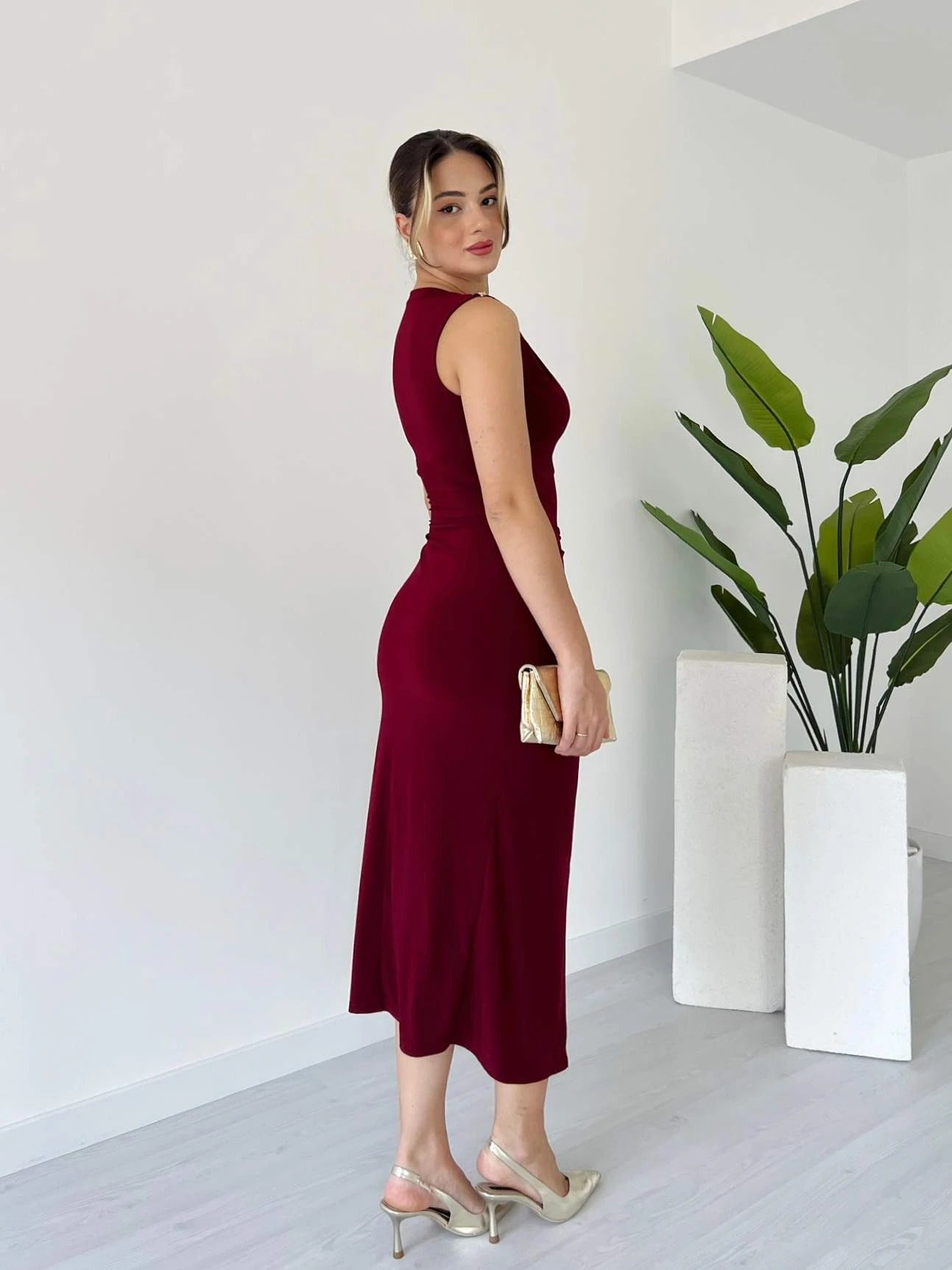 Burgundy Sleeveless Sheath Dress With Side Ruche And Slit - WOOLX